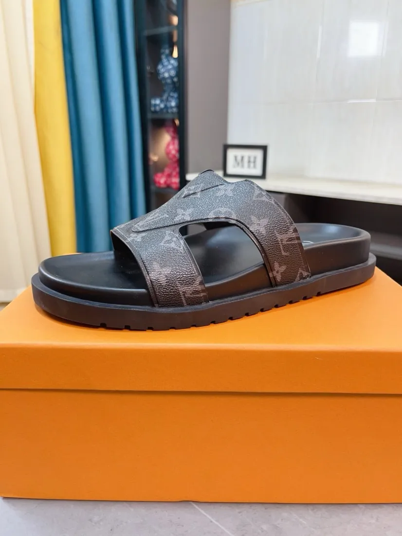 Men's shoes💰300🌹🌹【LV】Multi-color new men's slippers, original quality top version, original special cowhide presbyopia print➕sheepskin on the inside and side, non-slip combination sole, more stable walking, more comfortable and lightweight, high-end and generous, size: 38~44